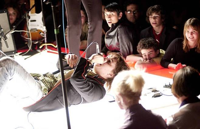 대도시의 감각적인 공기에 익숙한 이들에게 펑크와 록이라는 음악은 자본의 부재로 경험하는 차별을 향한 분노나 혁명을 추구하는 생존의 언어가 아닌 문화자본을 활용한 자기 표출에 더 가까웠다. 과거 펑크가 결핍의 분노에서 솟구쳤다면, 스트록스는 결핍의 부재가 낳은 권태에서 출발했다. [게티이미지/Photo by J.Vespa]