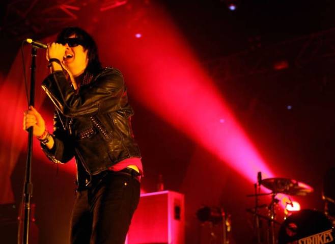 세련된 사운드 위에 올려진 줄리안 카사블랑카스의 보컬을 따라가다 보면 무심한 표면 위에 숨겨진 전혀 다른 감정의 결이 드러나는데, 이들을 압축하는 감정인 ‘권태로움’의 기저에 깔린, 인간 내면 속 존재적 무력감이 갖는 고독과 그로 인해 파생되는 지긋지긋한 고통이다. [게티이미지/Photo by Don Arnold]