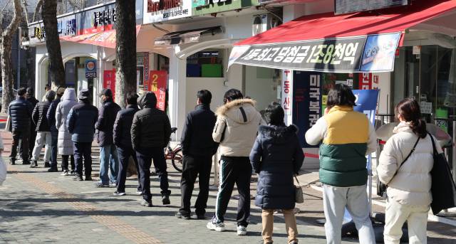 한 로또 판매점에 시민들이 줄지어 서 있다. 사진은 기사와 무관. [연합]
