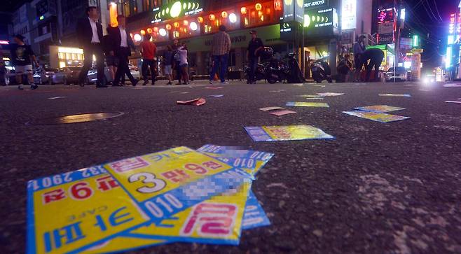 경찰이 성매매와 불법 사금융 전단 근절을 위해 전방위 단속을 벌이고 있다. 단순히 거리에서 전단을 배포하는 사람을 단속하는 데 그치지 않고 이를 제작·유통한 인쇄업자와 성매매 알선 업주까지 검거하고 있다. [헤럴드DB]