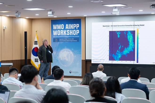 지난 24~25일 제주 서귀포시 기상청 국립기상과학원에선 AI 기상모델 사용 경험과 성과를 국제사회와 공유하는 ‘세계기상기구(WMO) 인공지능 초단기 예측 시범 사업(AINPP) 워크숍’이 개최됐다. [기상청 제공]