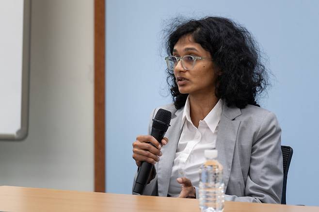 슈레아 구글 기상 예보 연구자가 지난 24일 열린 ‘세계기상기구(WMO) 인공지능 초단기 예측 시범 사업(AINPP) 워크숍’에서 취재진의 질문에 답하고 있다. [기상청 제공]