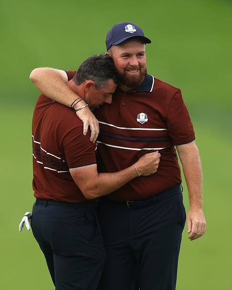 로리 매킬로이(왼쪽)가 28일(한국시간) 라이더컵 포볼 경기에서 미국 관중의 야유를 딛고 힘겨운 승리를 거둔 뒤 절친 셰인 라우리에 안긴 채 기뻐하고 있다.    [게티이미지]