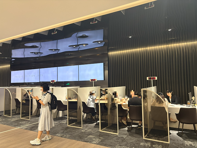 한 견본주택 방문객들이 상담창구에서 대기하며 대출 및 청약 상담을 받는 모습. [헤럴드DB]