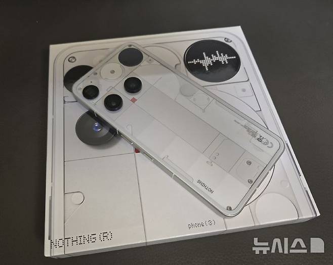 [서울=뉴시스]낫싱의 첫 플래그십폰 '폰 (3)'. (사진=윤현성 기자)