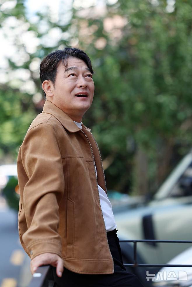 [서울=뉴시스] 조성우 기자 = 드라마 '사마귀: 살인자의 외출' 배우 조성하(최중호 역)가 지난 26일 서울 마포구 순이엔티 사옥에서 뉴시스와 인터뷰에 앞서 포즈를 취하고 있다. 2025.09.28. xconfind@newsis.com