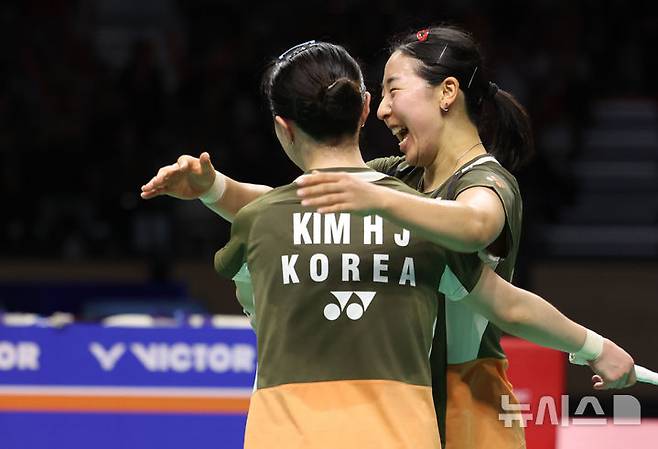 [수원=뉴시스] 황준선 기자 = 공희용, 김혜정이 28일 경기 수원실내체육관에서 열린 2025 세계배드민턴연맹(BWF) 월드 투어 슈퍼 500 코리아오픈 여자복식 결승전에서 일본 이와나가와 나카니시를 상대로 우승을 차지한 뒤 기뻐하고 있다. 2025.09.28. hwang@newsis.com