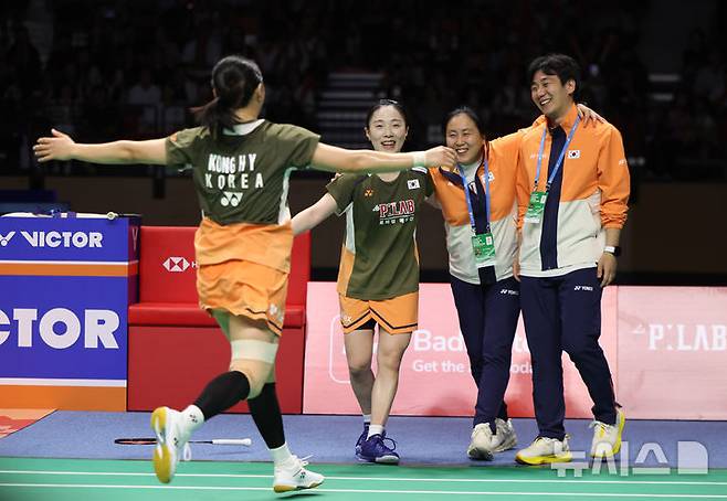 [수원=뉴시스] 황준선 기자 = 공희용, 김혜정이 28일 경기 수원실내체육관에서 열린 2025 세계배드민턴연맹(BWF) 월드 투어 슈퍼 500 코리아오픈 여자복식 결승전에서 일본 이와나가와 나카니시를 상대로 우승을 차지한 뒤 기뻐 코치진과 기쁨을 나누고 있다. 2025.09.28. hwang@newsis.com