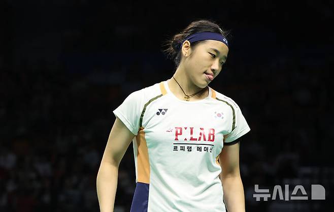 [수원=뉴시스] 황준선 기자 = 안세영이 28일 경기 수원실내체육관에서 열린 2025 세계배드민턴연맹(BWF) 월드 투어 슈퍼 500 코리아오픈 여자 단식 결승전 일본 야마구치 아카네와의 경기에서 실점한 뒤 아쉬워하고 있다. 2025.09.28. hwang@newsis.com