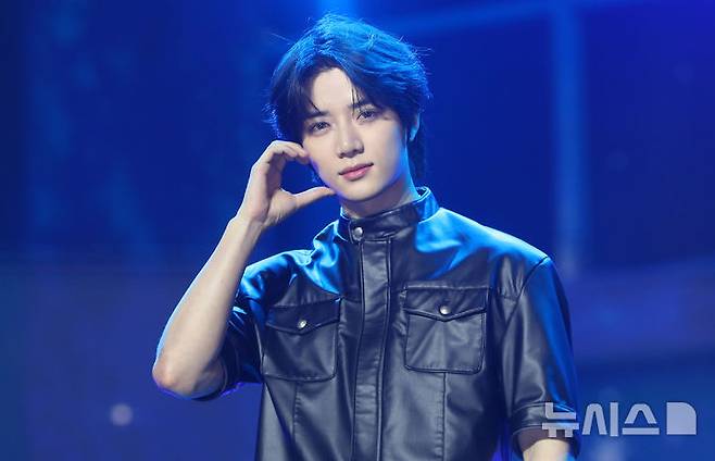 [서울=뉴시스] 김혜진 기자 = 그룹 투모로우바이투게더 범규가 21일 오후 서울 동대문구 경희대학교 평화의 전당에서 열린 네 번째 정규앨범 '별의 장: TOGETHER' 발매 기념 쇼케이스에서 포즈를 취하고 있다. 2025.07.21. jini@newsis.com