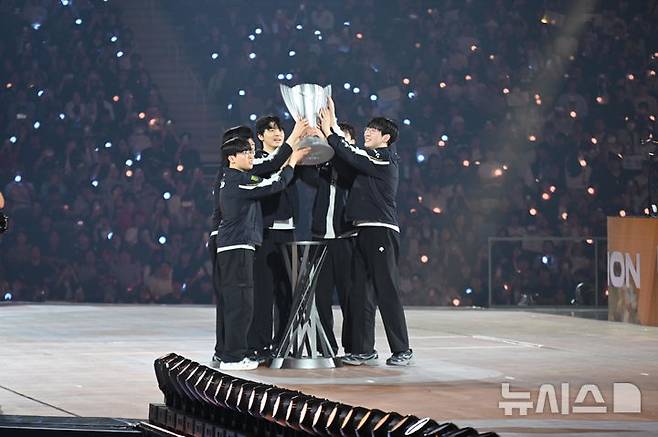 [인천=뉴시스] 윤정민 기자 = 리그 오브 레전드(LoL) e스포츠 한국 프로 리그 'LoL 챔피언스 코리아(LCK)' 팀 젠지가 28일 오후 인천 중구 인스파이어 아레나에서 열린 '2025 LoL 챔피언스 코리아(LCK)' 결승전에서 한화생명e스포츠를 상대로 세트 스코어 3대 1로 꺾으며 우승을 차지했다. 2025.09.28. alpaca@newsis.com