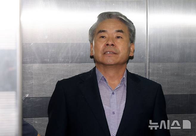 [서울=뉴시스] 홍효식 기자 = 이종섭 전 국방부 장관이 28일 오전 서울 서초구 순직해병 특검 사무실에 피의자 신분으로 조사를 받기 위해 출석하고 있다. 2025.09.28. yesphoto@newsis.com