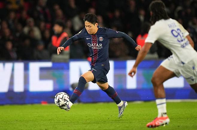 파리 생제르맹(PSG) 이강인이 28일(한국 시각) 오세르와 리그1 6라운드 경기에 선발 출전해 드리블하고 있다. 연합뉴스