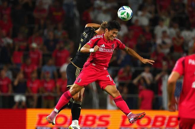 세인트루이스 정상빈이 헤더 경합을 하는 모습. 연합뉴스