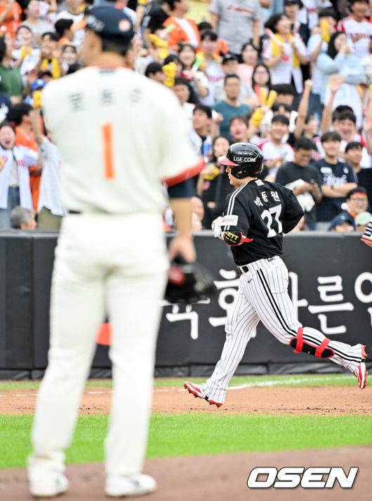 [OSEN=대전, 민경훈 기자] 27일 오후 대전 한화생명볼파크에서 2025 신한 SOL Bank KBO리그&nbsp;한화 이글스와&nbsp;LG 트윈스의 경기가 열렸다.한화는&nbsp;문동주, LG는&nbsp;톨허스트를 선발 투수로 내세웠다.1회초 2사 주자 2루 LG 박동원이 좌월 투런 홈런을 때린 후 그라운드를 돌고 있다. 2025.09.27 /rumi@osen.co.kr