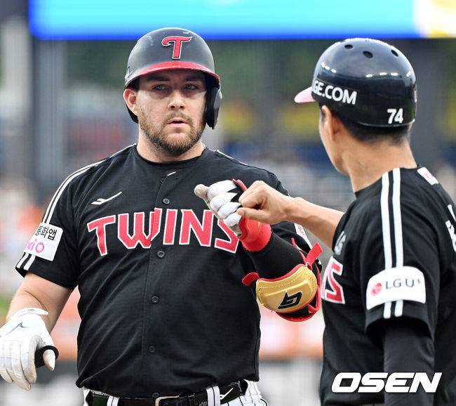 [OSEN=대전, 민경훈 기자] 27일 오후 대전 한화생명볼파크에서 2025 신한 SOL Bank KBO리그&nbsp;한화 이글스와&nbsp;LG 트윈스의 경기가 열렸다.한화는&nbsp;문동주, LG는&nbsp;톨허스트를 선발 투수로 내세웠다.1회초 1사 주자 1루 LG 오스틴이 좌익수 앞 안타를 때린후 1루에서 기뻐하고 있다. 2025.09.27 /rumi@osen.co.kr