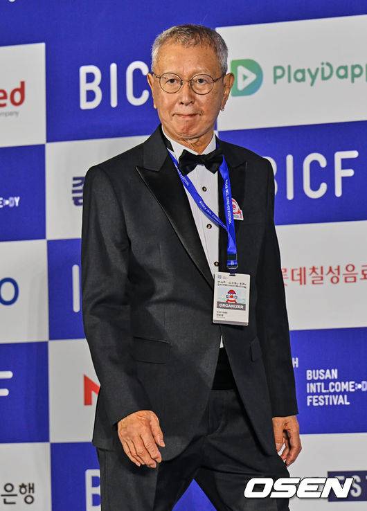 [OSEN=부산, 이석우 기자] 19일 부산 해운대구 우동 영화의 전당에서 제10회 부산국제코미디페스티벌 개막식이 열렸다. 전유성 명예위원장이 블루카펫 행사에서 포즈를 취하고 있다. 2022.08.19 / foto0307@osen.co.kr