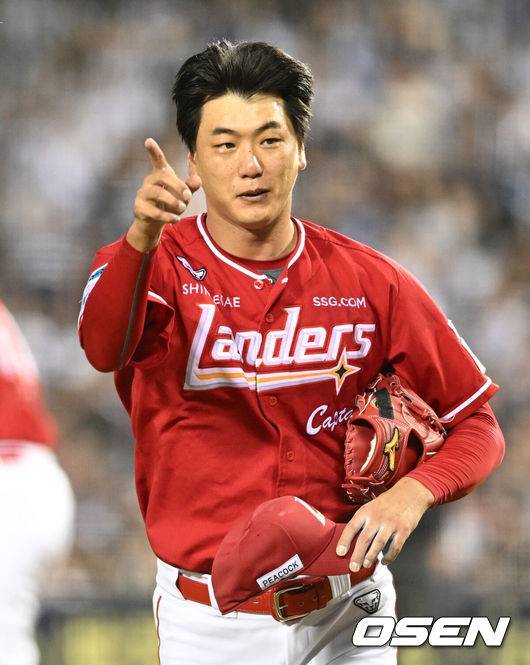 [OSEN=잠실, 이대선 기자] 27일 오후 서울 잠실야구장에서 2025 신한 SOL Bank KBO리그 두산 베어스와 SSG 랜더스의 경기가 열렸다.두산은 최승용, SSG은 김광현을 선발 투수로 내세웠다.6회말 1사에서 SSG 김광현이 마운드를 내려가고 있다.  2025.09.27 /sunday@osen.co.kr