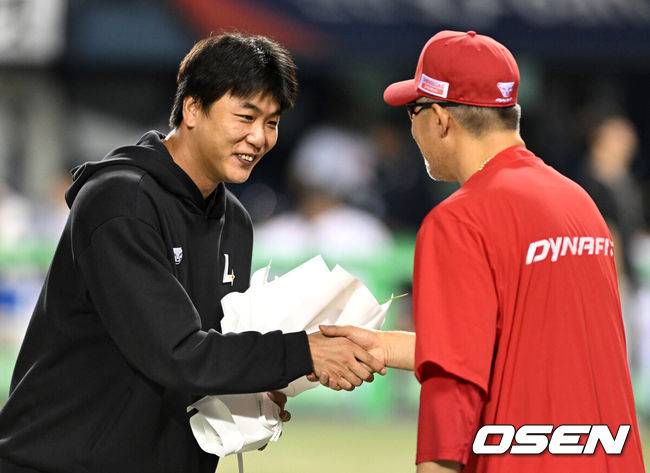 [OSEN=잠실, 이대선 기자] 프로야구 SSG 랜더스는 27일 서울 잠실구장에서 열린 2025 신한 SOL뱅크 KBO리그 두산 베어스와의 시즌 마지막 맞대결(16차전)에서 6-2로 승리했다.&nbsp;3위 SSG는 2연승을 달리며 4위 삼성 라이온즈와 승차를 2경기로 벌렸다. 시즌 72승 4무 63패. 반면 2연패에 빠진 9위 두산은 59승 6무 77패가 됐다.경기 종료 후 SSG 이숭용 감독이 12시즌 10승을 달성한 김광현에게 꽃다발을 건네고 있다. 2025.09.27 /sunday@osen.co.kr