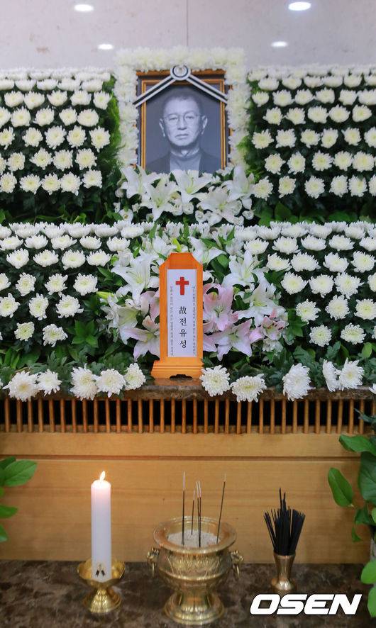 [OSEN=사진팀] 25일 폐기흉 증세 악화로 세상을 떠난 개그맨 전유성의 빈소가 서울아산병원에 마련됐다. 향년 76세.발인은 28일 진행되며 장례는 희극인장으로 치뤄진다. /photo@osen.co.kr<사진=사진공동취재단>
