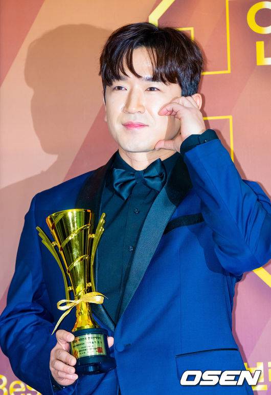 [OSEN=민경훈 기자] ‘2024 대한민국 베스트브랜드 어워즈-대한민국 한류연예대상’ 포토월 행사가 &nbsp;22일 오후 서울 영등포구 여의도동 국회의원회관 대회의실에서 열렸다.한편,&nbsp;2024&nbsp;대한민국 베스트브랜드 어워드’는 소비자들로부터 사랑과 신뢰를 받는 스타,&nbsp;브랜드,&nbsp;인플루언서 등이 한자리에 모이는 대규모 시상식이다.가수 이민우가 입장하며 포즈를 취하고 있다. 2024.12.22 / rumi@osen.co.kr