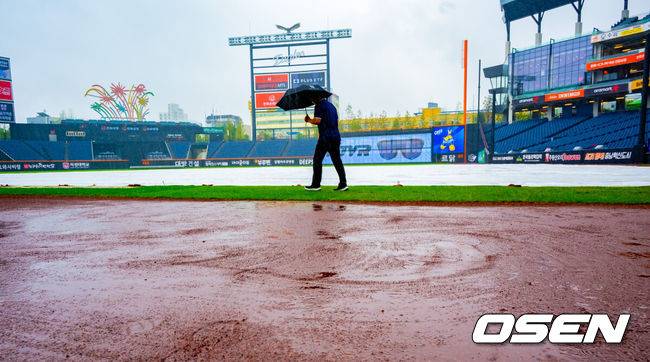 [OSEN=대전, 민경훈 기자] 28일 오후 대전 한화생명볼파크에서 2025 신한 SOL Bank KBO리그&nbsp;한화 이글스와&nbsp;LG 트윈스의 경기가 열릴 예정이지만 그라운드에 비가 내리고 있다.이날 새벽부터 대전 지역에 내린 비가 오전에도 멈추지 않고 있다. 오전 11시 기준으로 시간당 6.8mm 적잖은 강수량을 보이고 있다. 내야에 대형 방수포를 깔았지만 외야와 나머지 그라운드는 빗물로&nbsp;젖었다. 2025.09.28 /rumi@osen.co.kr