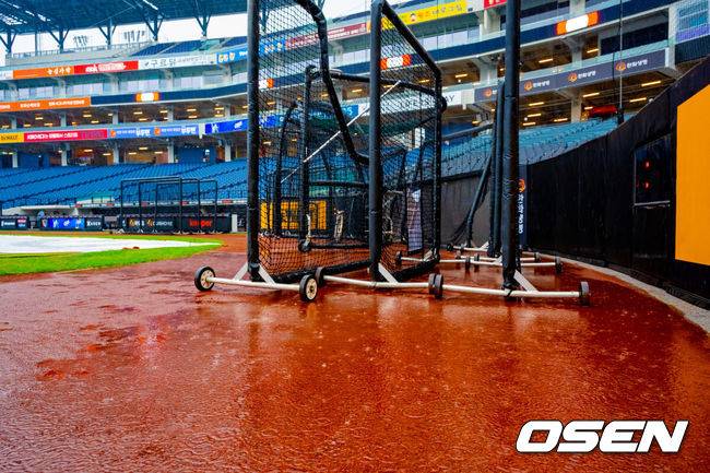 [OSEN=대전, 민경훈 기자] 28일 오후 대전 한화생명볼파크에서 2025 신한 SOL Bank KBO리그&nbsp;한화 이글스와&nbsp;LG 트윈스의 경기가 열릴 예정이지만 그라운드에 비가 내리고 있다.이날 새벽부터 대전 지역에 내린 비가 오전에도 멈추지 않고 있다. 오전 11시 기준으로 시간당 6.8mm 적잖은 강수량을 보이고 있다. 내야에 대형 방수포를 깔았지만 외야와 나머지 그라운드는 빗물로&nbsp;젖었다. 2025.09.28 /rumi@osen.co.kr