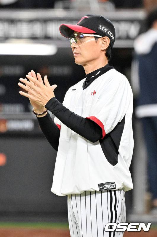 [OSEN=대전, 민경훈 기자] 27일 오후 대전 한화생명볼파크에서 2025 신한 SOL Bank KBO리그&nbsp;한화 이글스와&nbsp;LG 트윈스의 경기가 열렸다.이 경기에서 LG는 한화에 9-2&nbsp;완승을 거두며 정규리그 우승 확정 매직넘버도&nbsp;‘1’로 줄였다.&nbsp;시즌 3번째 선발타자 전원안타 경기. 1번 타자 홍창기가 4안타 맹타를 휘둘렀고, 선발투수 앤더스 톨허스트가 6이닝 7탈삼진 2실점 호투로 시즌 6승째를 올렸다.&nbsp;경기를 마치고 LG 염경엽 감독이 선수들에게 박수를 보내고 있다. 2025.09.27 /rumi@osen.co.k