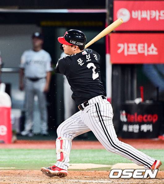 [OSEN=수원, 박준형 기자]  4일 오후 수원 KT 위즈 파크에서 ‘2025 신한 SOL BANK KBO리그’ KT 위즈와 LG 트윈스의 경기가 진행됐다. 이날 경기 KT는 문용익을, LG는 송승기를 선발투수로 내세웠다.7회초 1사 2,3루 LG 문보경이 희생타를 날리고 있다. 2025.09.04 / soul1014@osen.co.kr