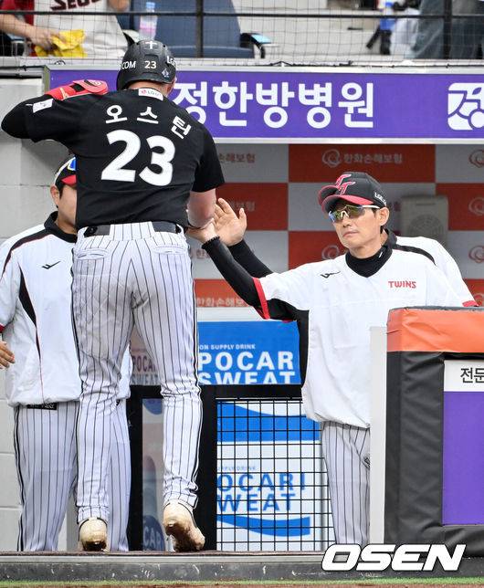 [OSEN=대전, 민경훈 기자] 27일 오후 대전 한화생명볼파크에서 2025 신한 SOL Bank KBO리그&nbsp;한화 이글스와&nbsp;LG 트윈스의 경기가 열렸다.한화는&nbsp;문동주, LG는&nbsp;톨허스트를 선발 투수로 내세웠다.1회초 1사 주자 1,2루 LG 문성주의 우익수 오른쪽 선취 1타점 적시타때 홈을 밟은 오스틴이 덕아웃에서 염경엽 감독과 하이파이브를 하고 있다. 2025.09.27 /rumi@osen.co.kr