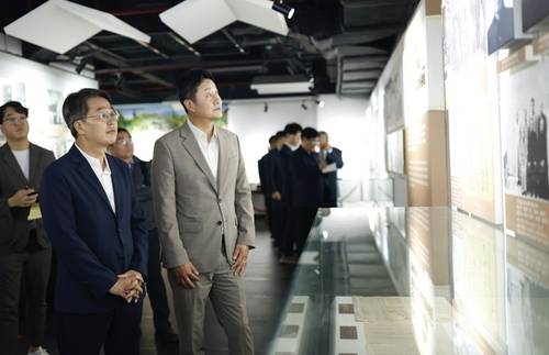 ▲중국을 방문 중인 김동연 경기도지사가 24일 충칭시 위중구 주용로에 있는 광복군 총사령부 1층 전시실에서 김진경 도의회 의장과 '대한민국임시정부 영도하의 군사활동' 기록물 등을 살펴보고 있다. ⓒ연합뉴스