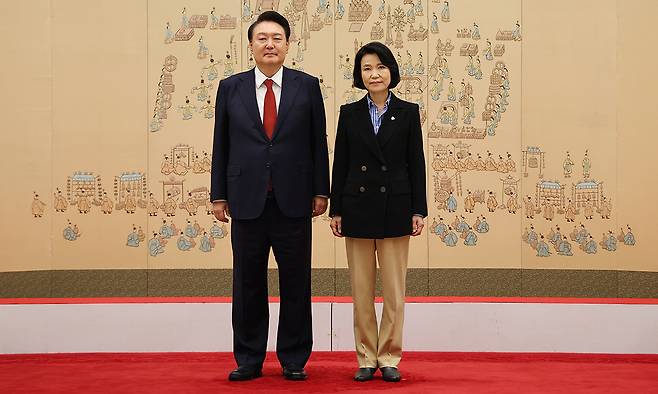 윤석열 전 대통령이 2024년 8월 1일 서울 용산 대통령실 청사에서 이진숙 방송통신위원장에게 임명장을 수여한 뒤 기념촬영을 하고 있다. 대통령실통신사진기자단