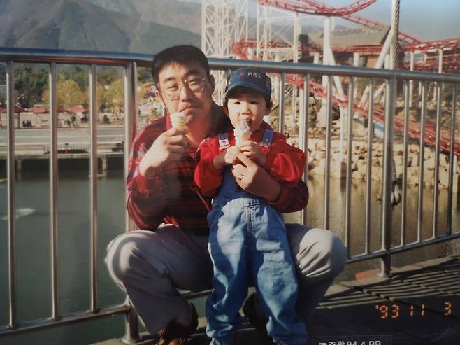 고 최동원 선수가 생전 아들 최기호씨와 함께 찍은 사진. 부산근현대역사관 제공