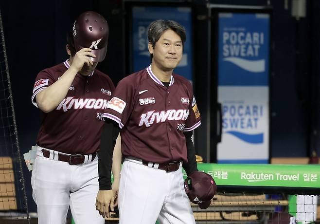 설종진 키움 히어로즈 감독이 16일 서울 잠실야구장에서 열린 2025 KBO리그 정규시즌 두산 베어스와의 원정 경기에서 선수들을 바라보고 있다. 뉴시스