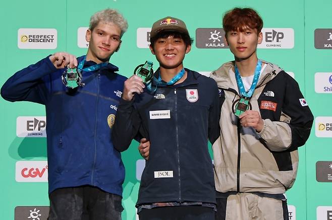 이도현(오른쪽)이 28일 서울 송파구 올림픽체조경기장(KSPO DOME)에서 열린 2025 국제스포츠클라이밍연맹(IFSC) 서울 스포츠클라이밍 세계선수권대회 볼더 남자부 결선에서 3위를 차지한 뒤 동메달을 목에 걸고 있다. 가운데는 1위 안라쿠 소라토, 왼쪽은 2위 메즈디 샬크. 연합뉴스