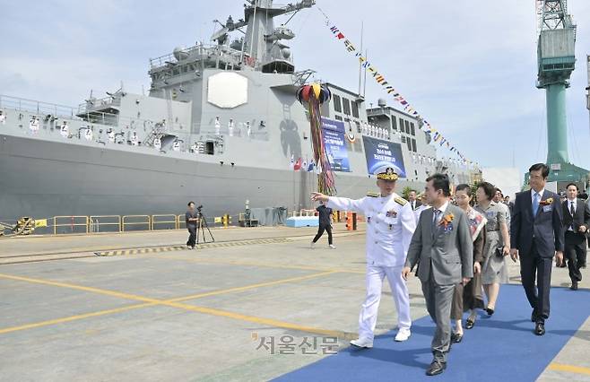 17일 울산 HD현대중공업 울산조선소에서 열린 광개토-III Batch-II 2번함 ‘다산정약용함’ 진수식에서 안규백(앞줄 오른쪽) 국방부 장관이 강동길 해군참모총장의 설명을 들으며 다산정약용함을 둘러보고 있다. 2025.9.17 해군 제공