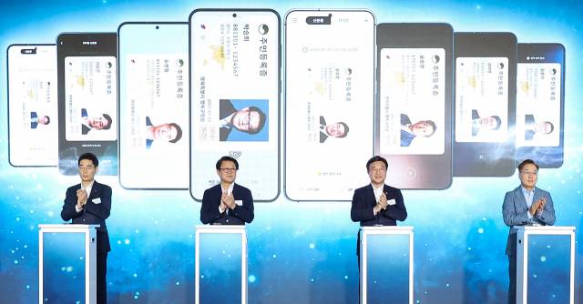윤호중 행정안전부 장관이 서울 성동구 앤더슨씨 신관에서 열린 모바일 신분증 25년 민간개방 오픈 행사에서 세리머니를 하고 있다. 왼쪽부터 송병철 KB국민은행 부행장, 박승희 삼성전자 사장, 윤 장관, 윤호영 카카오뱅크 대표이사. 2025.7.23. 뉴스1