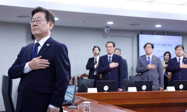 이재명 대통령이 4일 서울 용산 대통령실 청사에서 열린 9차 수석·보좌관 회의에서 국기에 경례하고 있다. 대통령실통신사진기자단
