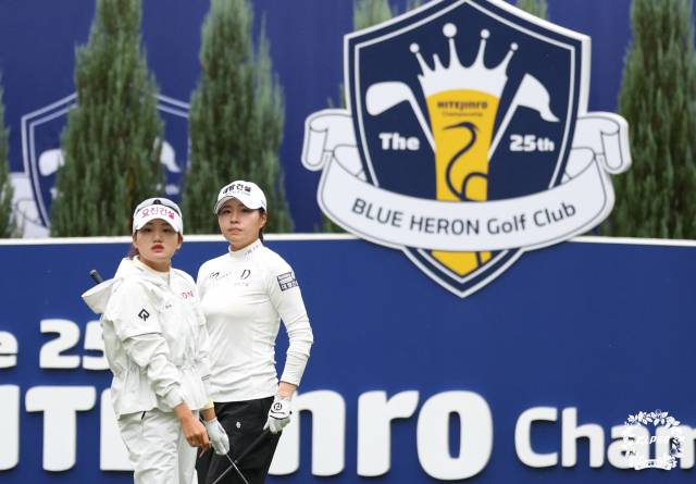 동반 라운드를 하고 있는 노승희(왼쪽)와 성유진. 사진 제공=KLPGA