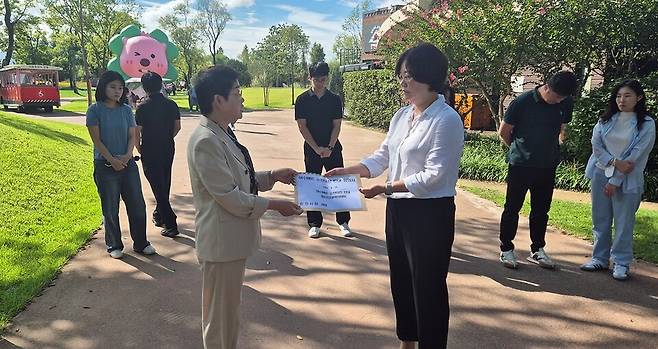 여수시의회 백인숙 의장을 비롯한 범시민대책위 10명이 뒤늦게 정원워케이션을 찾아 노관규 시장과 면담을 갖고 항의서도 전달하려고 했으나 공무원들로 이뤄진 인간방패에 막혀 뜻을 이루지 못하자 백 의장이 '여수MBC순천이전 반대 항의서'를 순천시 관계자에게 전달하고 있다. ⓒ범시민대책위