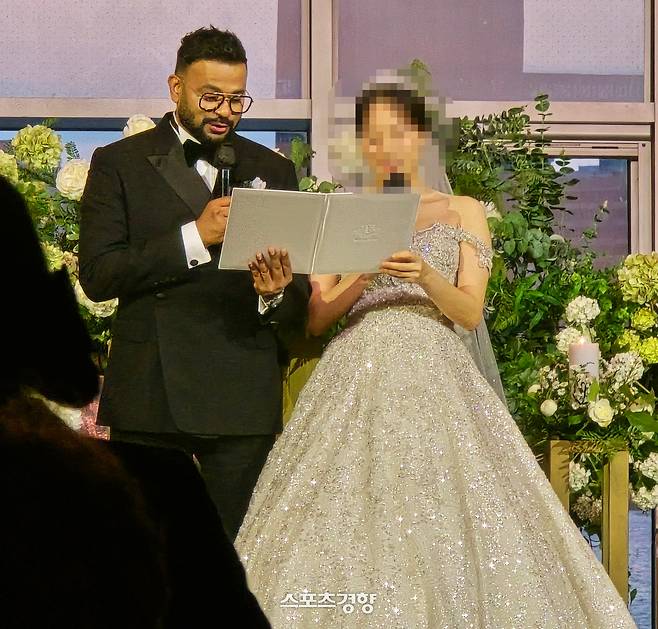 28일 결혼식을 진행하고 있는 럭키(왼쪽)와 신부. 럭키 지인 제공