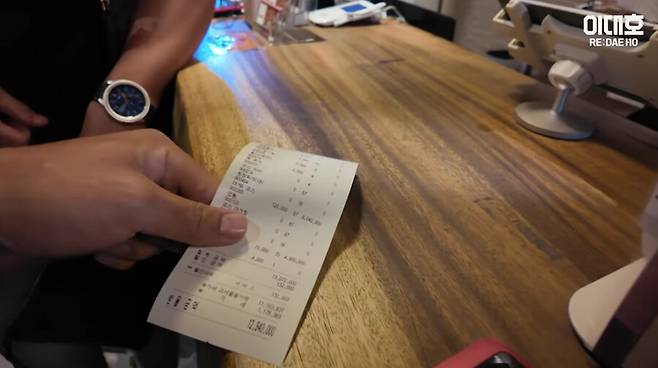 ▲ 이대호 경남고 봉황대기 우승 기념 대게 회식. 영수증에 1294만원이 찍혀 있다. ⓒ이대호 유튜브 캡쳐