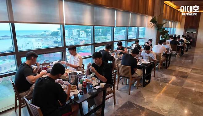 ▲ 이대호 경남고 봉황대기 우승 기념 대게 회식. 경남고 선수들이 식사하는 장면이다. ⓒ이대호 유튜브 캡쳐