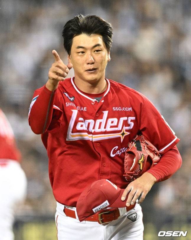 27일 마운드에서 내려오는 김광현의 모습.