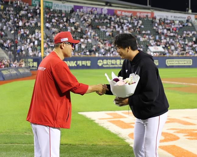 이숭용 감독(왼쪽)과 김광현. /사진=SSG 랜더스