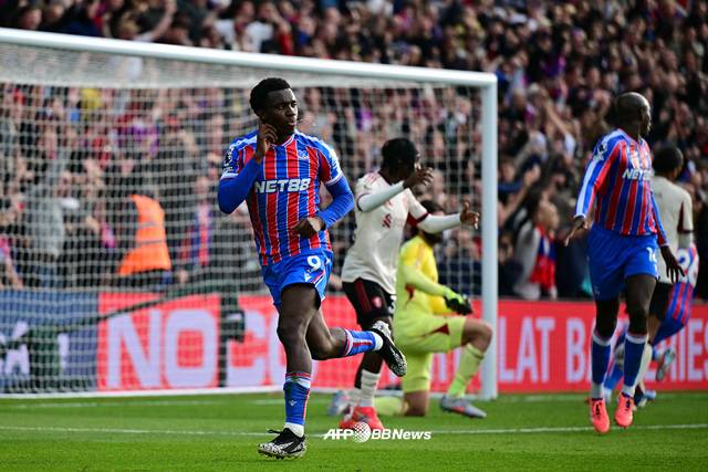 크리스탈 팰리스 공격수 에드워드 은케디아(왼쪽)가 결승골을 넣고 세리머니를 펼치고 있다. /AFPBBNews=뉴스1