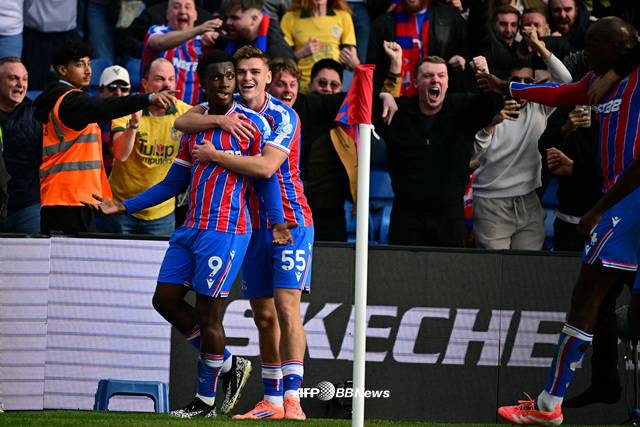 기뻐하는 크리스탈 팰리스 선수들. /AFPBBNews=뉴스1