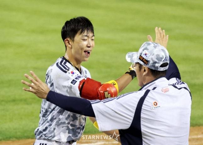 지난 6월 5일 KIA전서 끝내기를 친 김민석(왼쪽)과 조성환 대행이 포옹을 하고 있다. /사진=강영조 선임기자