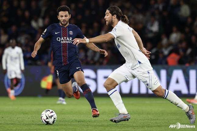 곤살루 하무스(왼쪽)가 28일 오전 4시 5분(한국시간) 프랑스 파리의 파르크 데 프린스에서 열린 2025~2026시즌 프랑스 리그1 6라운드 경기 중 상대 선수를 쫓아가고 있다. /AFPBBNews=뉴스1