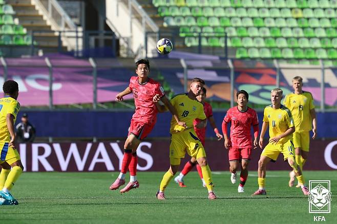 김현오(왼쪽)가 28일 오전 5시(한국시간) 칠레 발파라이소 엘리아스 피게로아 브란데르 스타디움에서 열린 2025 국제축구연맹(FIFA) U-20 월드컵 B조 1차전 경기 중 공중볼을 바라보고 있다. /사진=대한축구협회(KFA) 제공